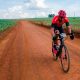 cilclista pedalando em rua de terra com uma bicicleta gravel