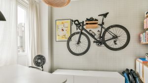 Bicicleta pendura na parede dentro de casa ou apartamento