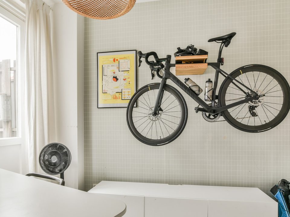 Bicicleta pendura na parede dentro de casa ou apartamento